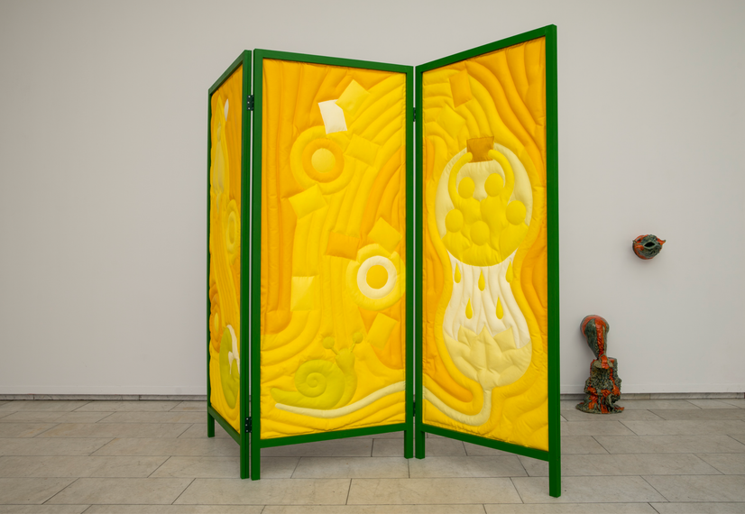 Til gruppeutstillingen Virksomheten, kuratert av PYTON på Kunstnerforbundet i 2023, ble jeg invitert til å delta med et verk med funksjon.

Shaping Forces er en frittstående tekstilskulptur utformet som en en foldbar skjermvegg, 180 cm høy og litt over to meter bred. Verket består av myke, symbolfylte relieffer i sydd og polstret lerret, malt i gule toner på den ene siden og i ulike nyanser av lilla på den andre. Et sentralt figurativt motiv viser forenklede menneskefigurer som holder et rektangulært element – er det et dokument, et flagg eller et manus? Flere rektangulære former synes å bevege seg gjennom luftstrømmer, mellom en fugl i full fart, en snegle balanserende på stilken til en blomst og et fosterlignende motiv.