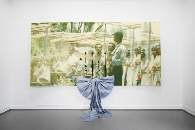 Installasjon, solo utstilling Smijernskulptur, digitaltrykk på polyuretanskum, Bazin tekstilsløyfe