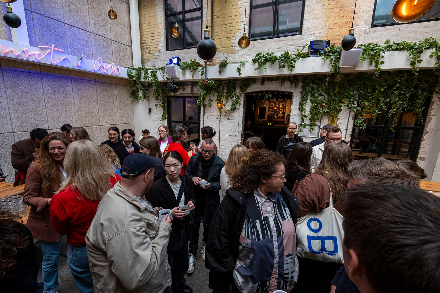 En folkemengde i en bakgård.