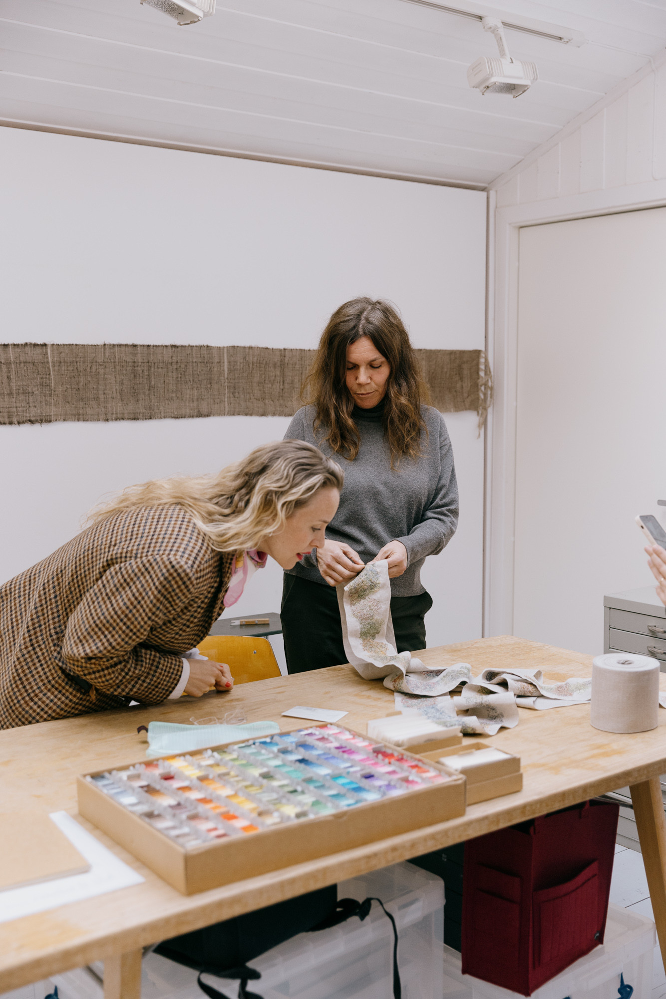 Ragnhild Brochmann ser nærmere på kunstneren Tina Jonsbus arbeid i atelieret.