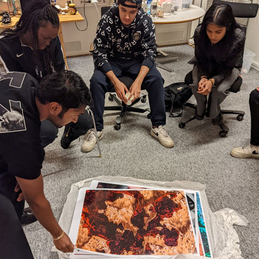 Gruppa er på research-besøk i atelieret hos kunstneren Ilavenil Jayapalan