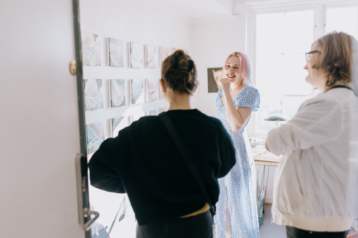 Cara Lien viser frem atelieret på Ila Pensjonat