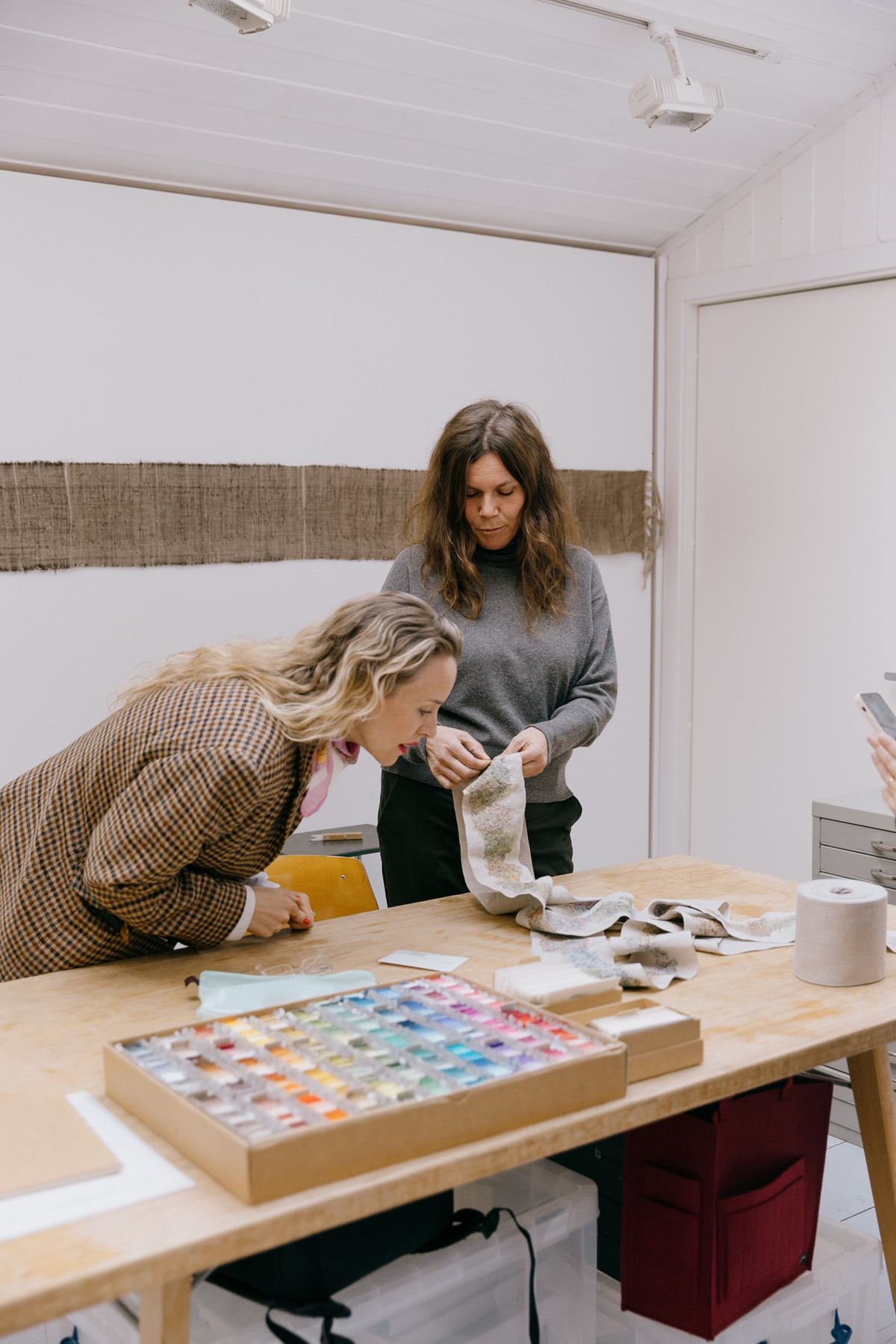 Ragnhild Brochmann ser nærmere på kunstneren Tina Jonsbus arbeid i atelieret.