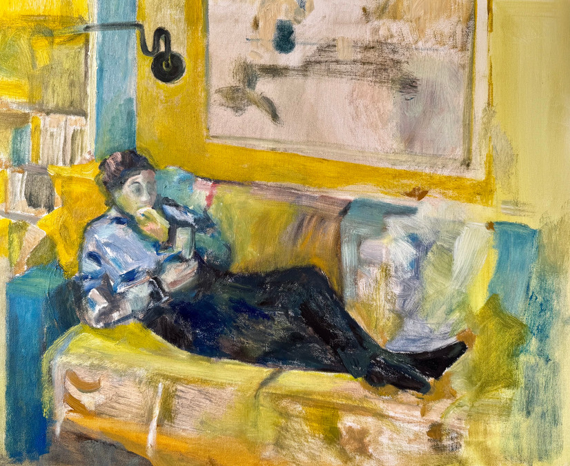 Oljemaleri av en ung pike som leser liggende på en sofa.