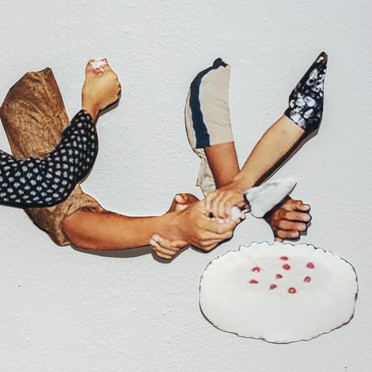 En kollasj av flere armer som kutter en bløtkake, mot en hvis bakgrunn. 