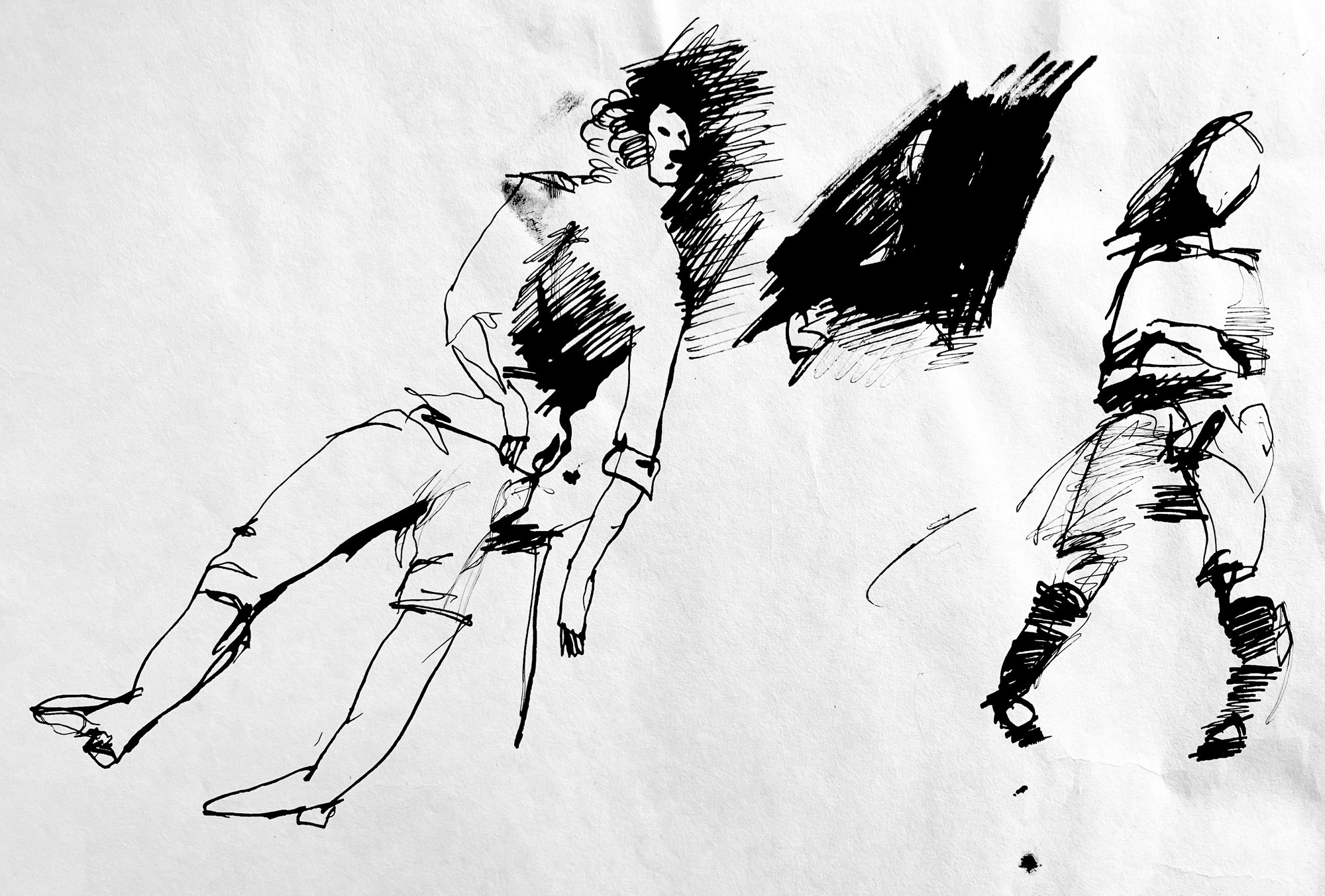 Tegnign med blekkstift på papir, to menneskefirurer og en abstrakt svart form.