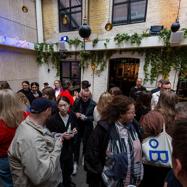 En folkemengde i en bakgård.