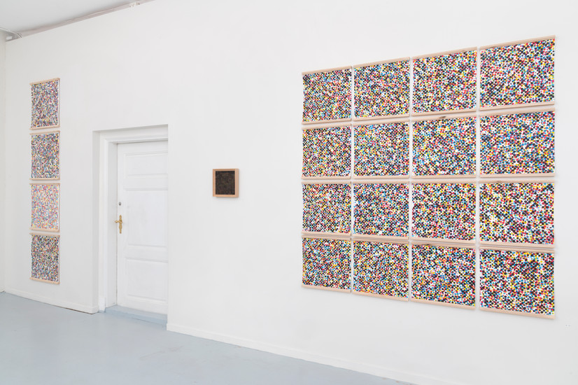 Verks generert ved et system som kombinerer rasterpunktet fra trykte medier med typen fra boktrykk. Ved å bruke punkter i forskjellige størrelser eller informasjonsenheter, sammen med tilfeldighet, avdekker systemet mitt muligheten til å trykke et hvilket som helst mulig bilde.