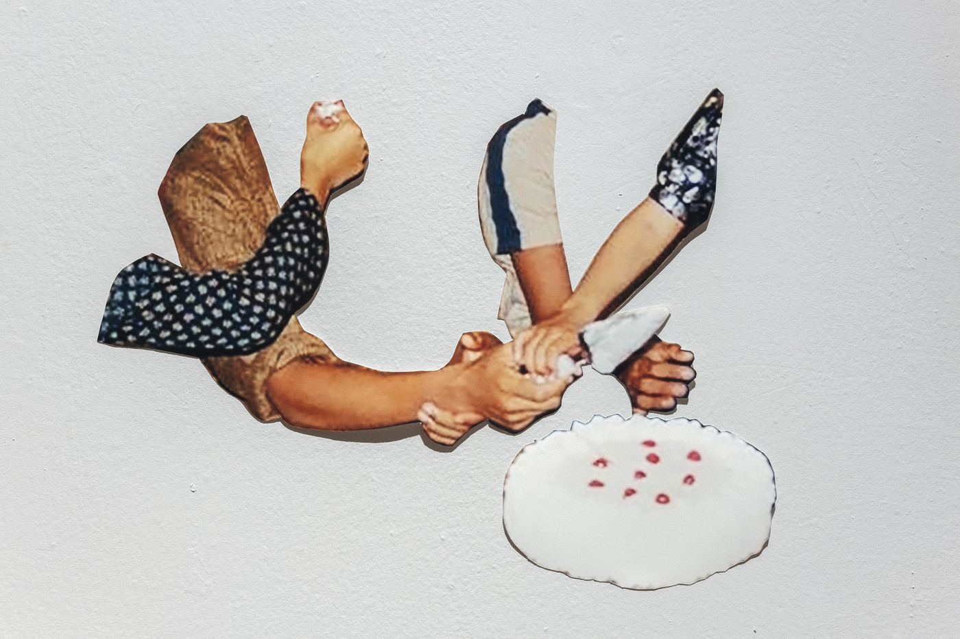 En kollasj av flere armer som kutter en bløtkake, mot en hvis bakgrunn.