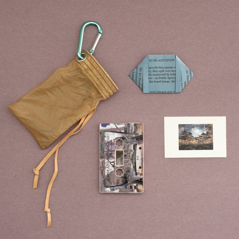 Tides and Wanderings kommer i en håndlaget pose laget av gjennomsiktig lysebrun fallskjermsilke med skinnslisser og en mintgrønn karabinkrok. Posen inneholder en trykt kassett, en tekst på blått papir brettet som en lukkbar pose til å ta med når man samler frø fra naturen, og et amorft landskapsfotografi tatt av kunstneren trykket på et kort.