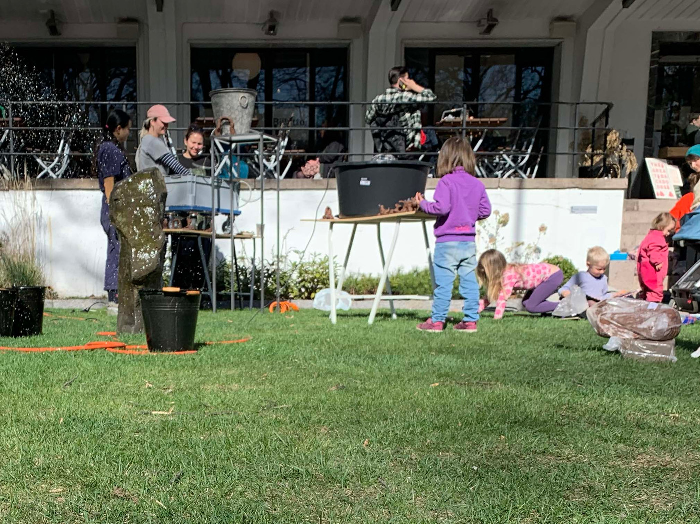 Barn leker med vann og leire.