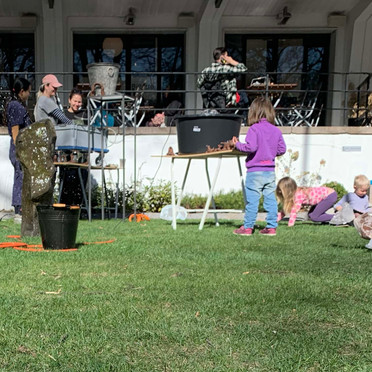 Barn leker med vann og leire.