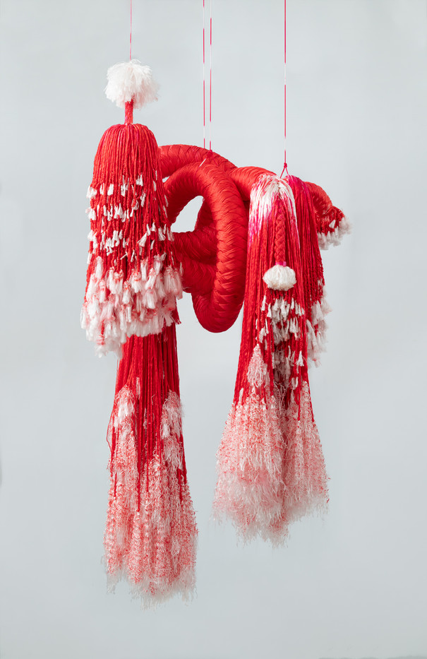 Kjerringknuten er laget av et 10 cm tykt tau, flettet i 10 lag. Tauet er laget for meg på Norsk Fletteri i Bergen. tauet er farvet og bearbeidet videre ved å løse opp endene i større og mindre grad til de tynneste fibrene. Materialet er Polyamid/Nylon