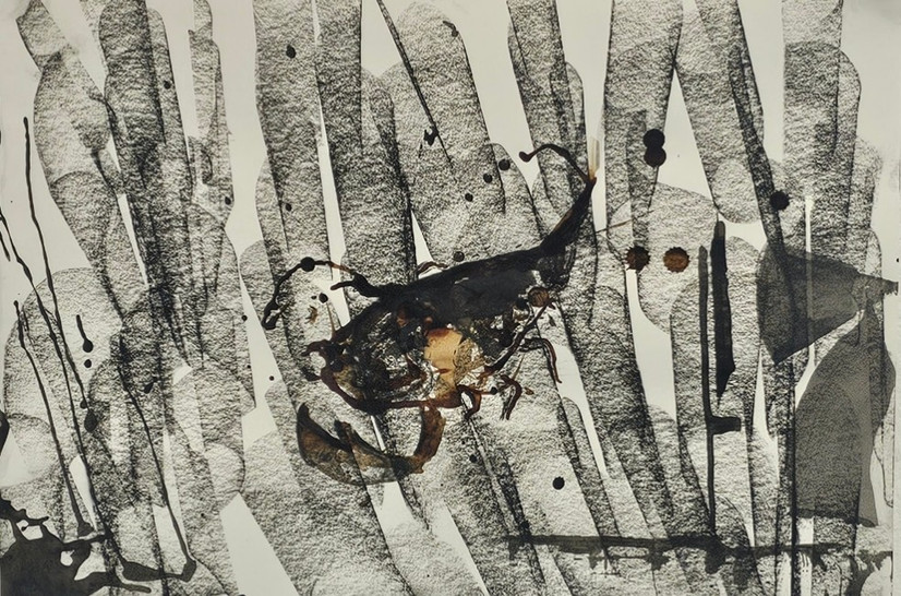 Bildet er et abstrakt kunstverk i svart-hvitt med innslag av oker eller brunt, som fremstiller noe som ser ut som et insekt, muligens en skorpion, midt i grove, vertikale strøk som kan ligne siv eller gress. Bildet er preget av uttrykksfulle penselstrøk og blekksprut som gir det en dynamisk og rå følelse. 