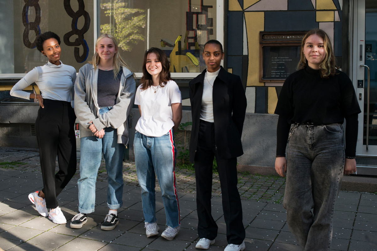 Fem av jentene i illustrasjonsverkstedet på besøk utenfor Kunstnerforbundet.
