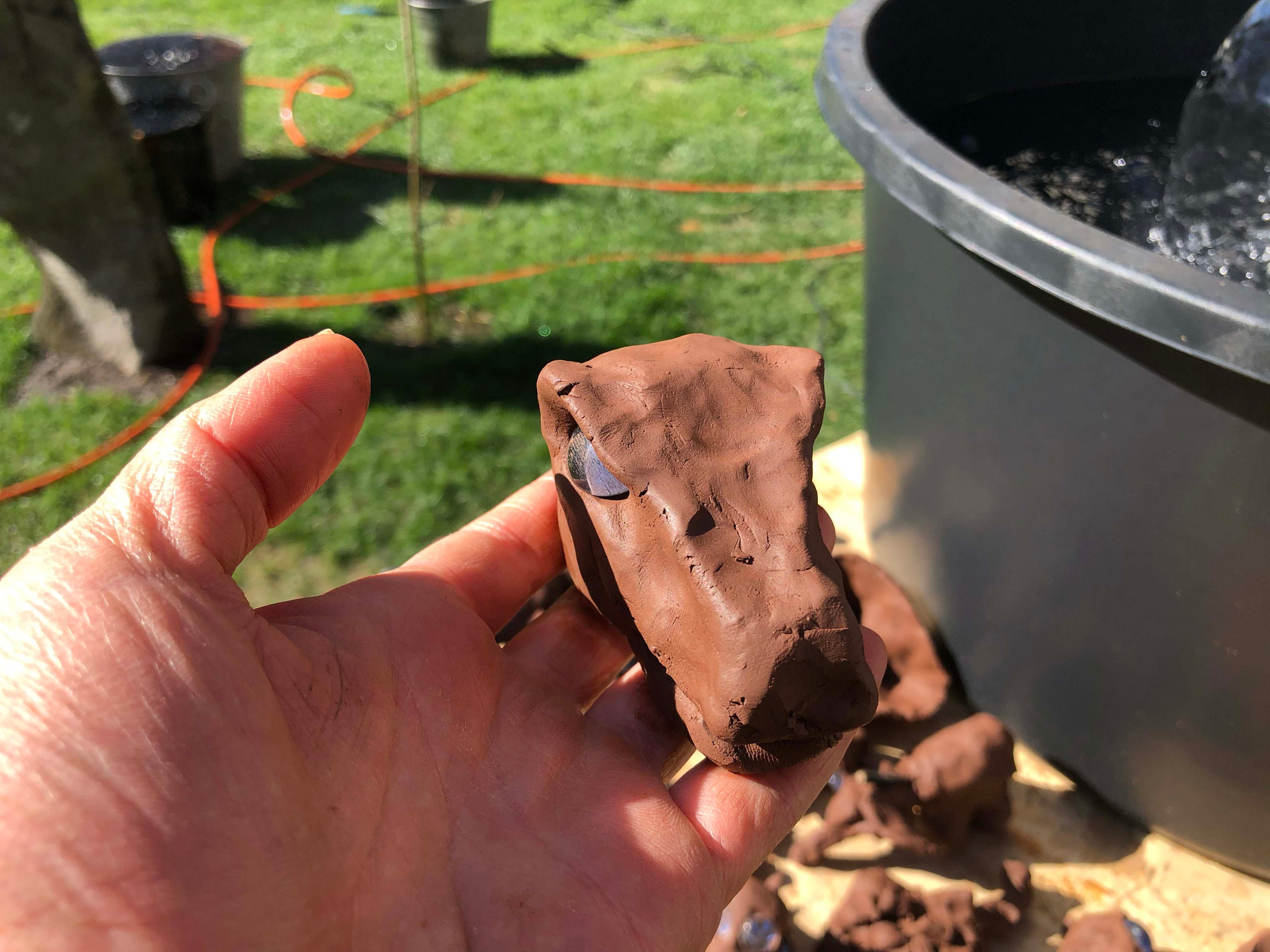 En hånd holder leire.