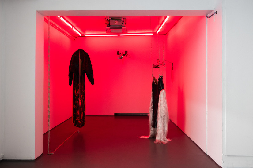 Lærskulptur, MC speilskulpturer, hårskulptur, devore fløyelstekstil, stearinvoks, gruppeutstilling