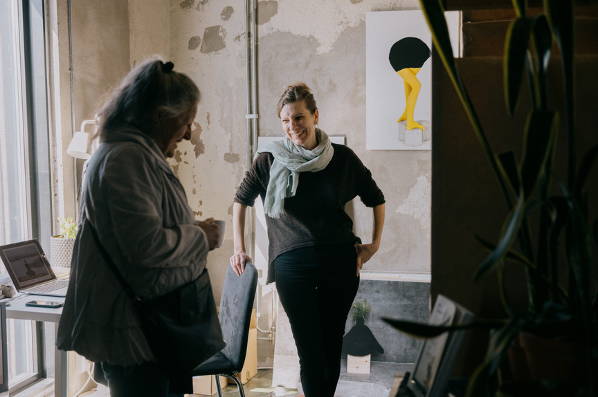 To damer i et atelier.