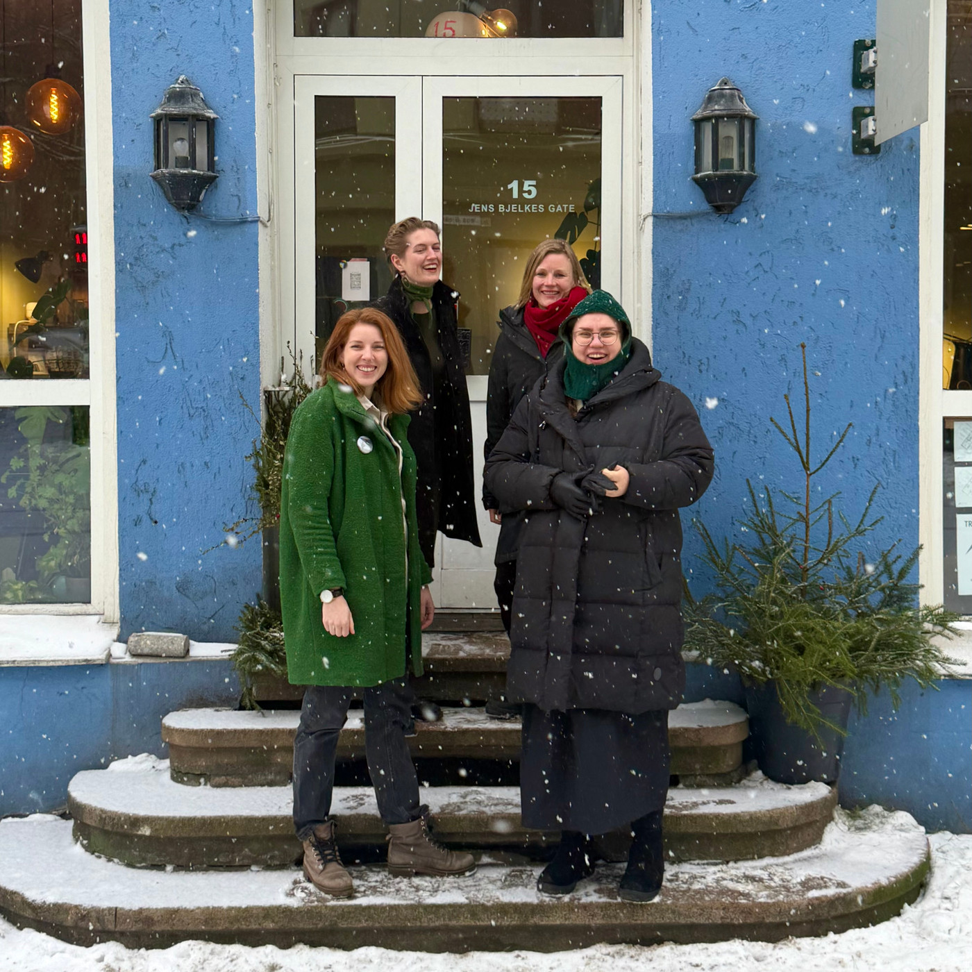 Teamet bak Oslo Open 2026 står i en trappeoppgang til kontorlokalet i Jens Bjelkes gate 15.