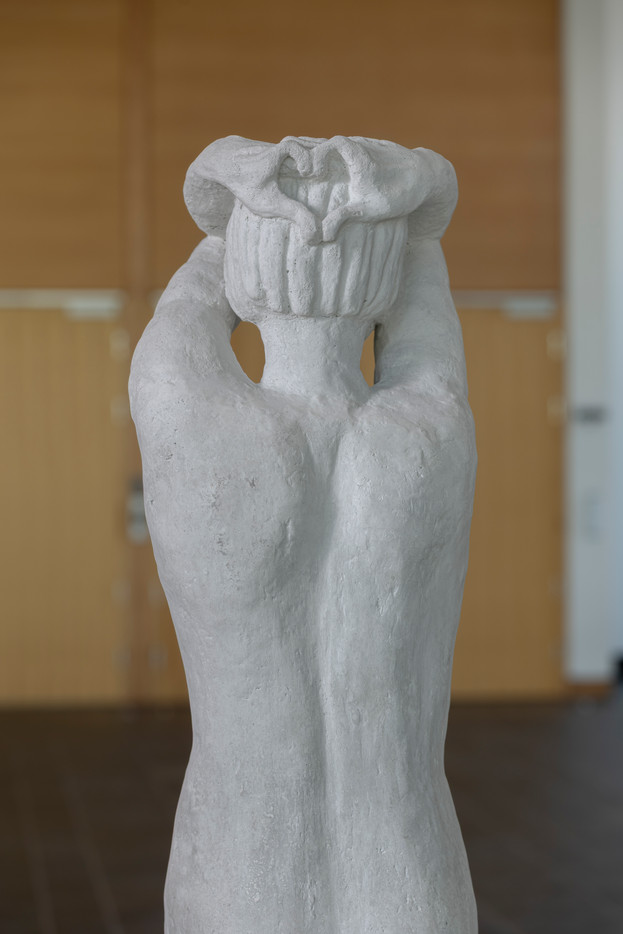 Flamboyant Gamine, Thomas Bremerstent, Metalciment, perlit sten, AcrylicOne, aluprofiler, finer, 186 x 53 x 50cm, 2025, Skiens Kunstforening, Skien, foto:  Kunstdok / Istvan Virag
