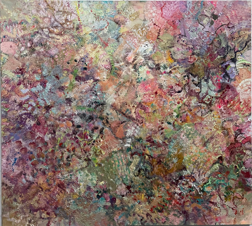 abstrakt naturbilde som flyter litt over i hverandre med farger i røde og grønne toner.  med ornamentalske tegn som kontraster  og som binder bildet sammen