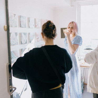 Cara Lien viser frem atelieret på Ila Pensjonat