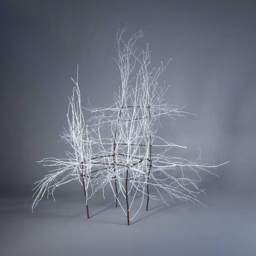 Grå bakgrunn, kaos av kvister, hovedsaklig malt hvit, delvis ikke malt. Umalte avsnittene av kvister danner en strektegning av en stol.
