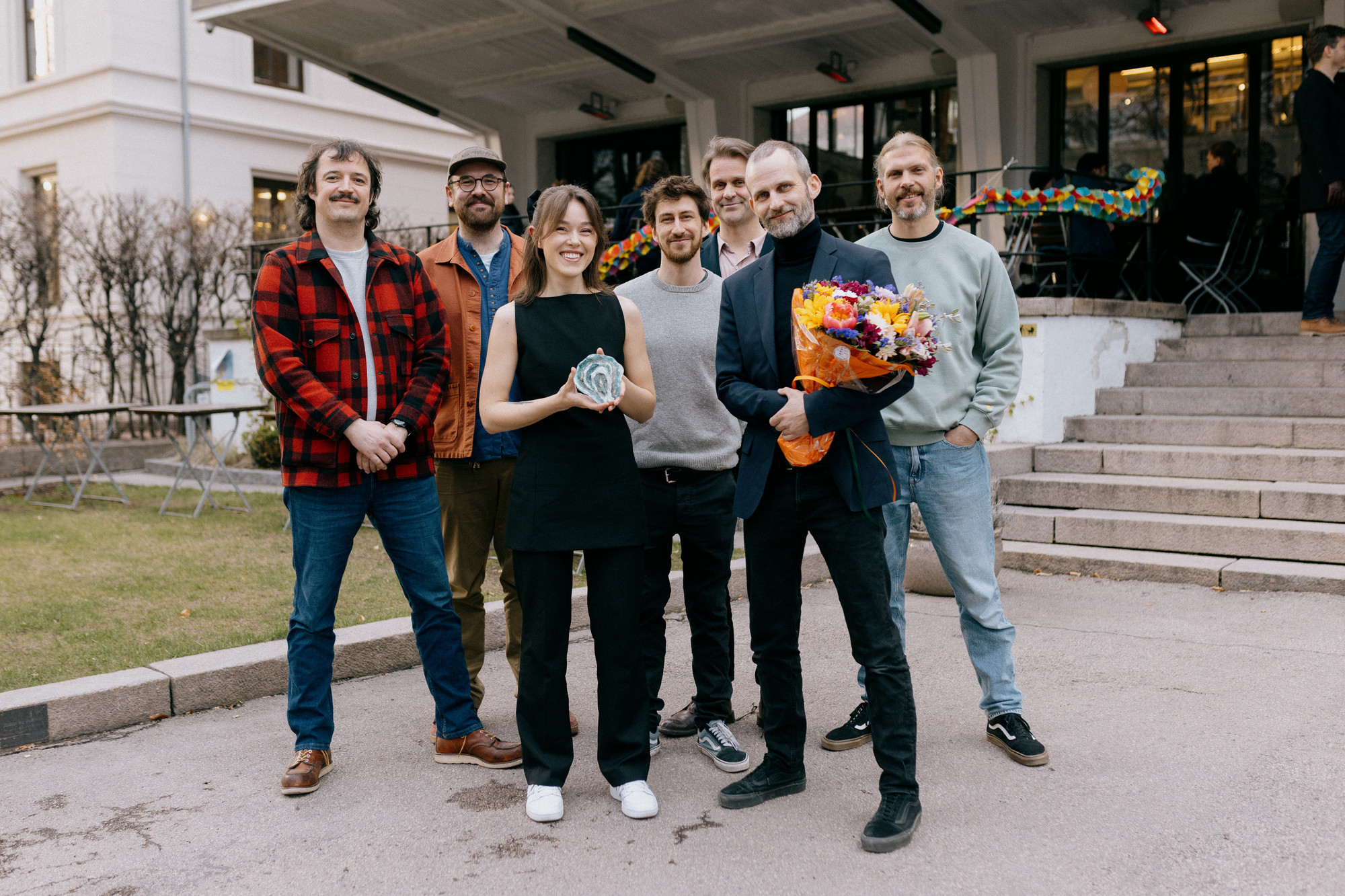 Gruppebilde Fellesverkstedet,mottakere av hederprisen, stående utenfor Kunstnernes Hus.