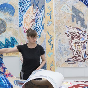 Kunstner Ida Madsen Følling i sitt atelier. Foto: Ignat Wiig