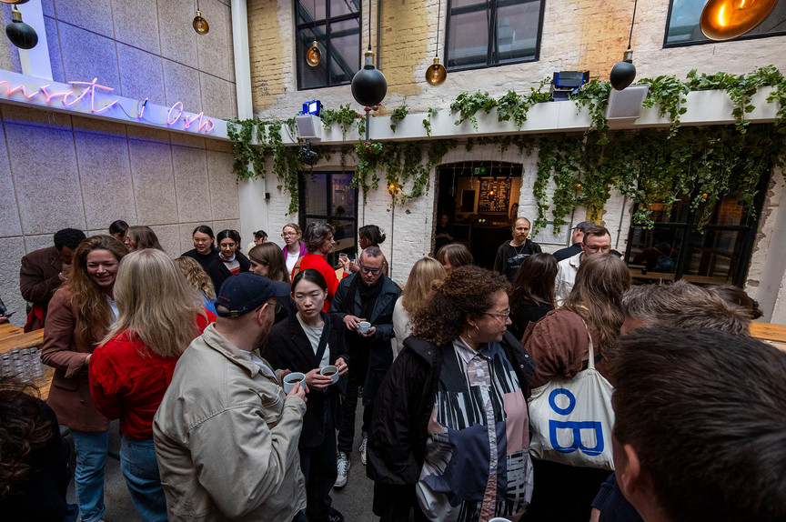 En folkemengde i en bakgård.