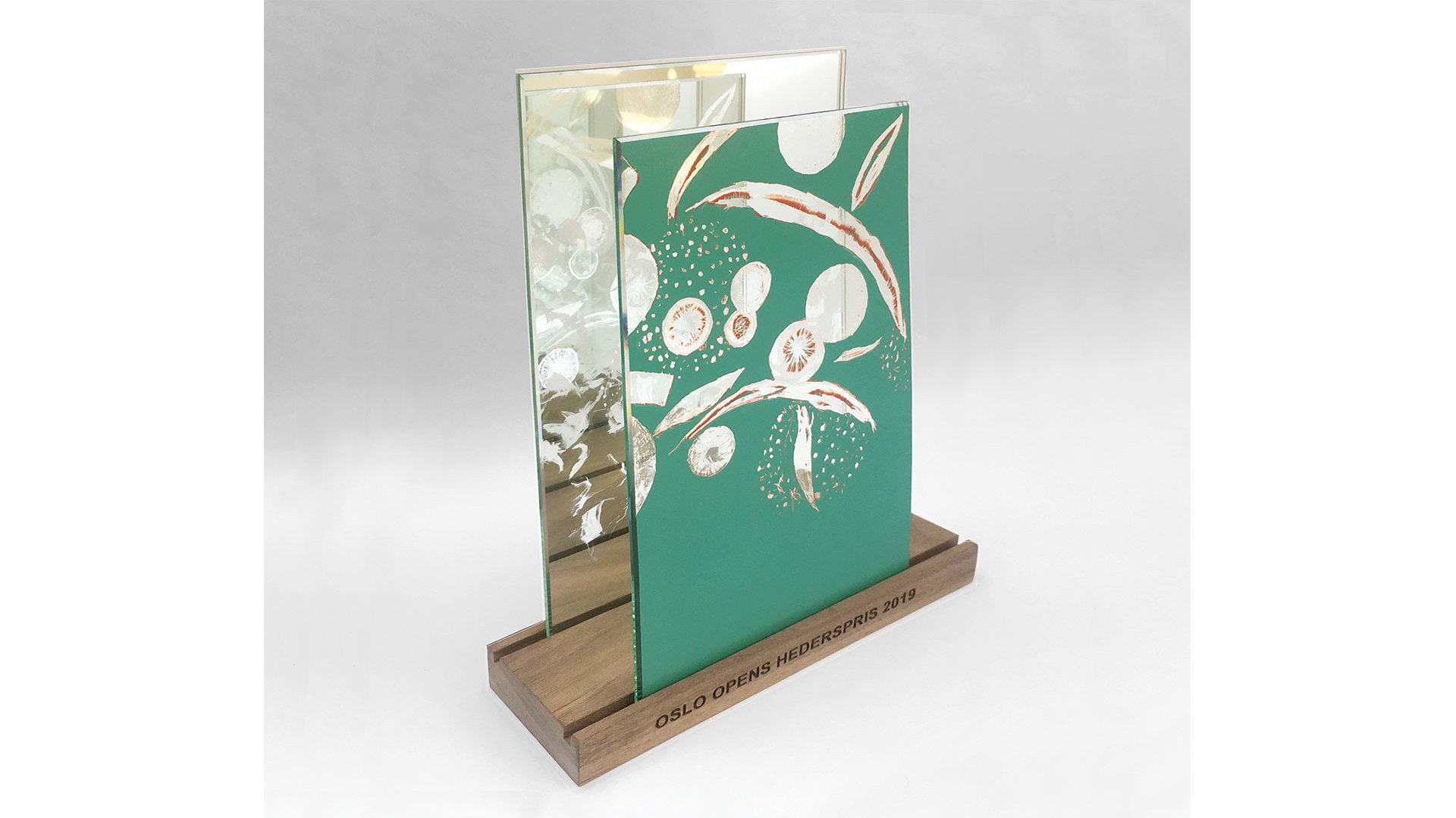 Årets hederspris er formgitt av forrige års Coast Contemporary-prisvinner Randi Nygård, og produsert ved Fellesverkstedet.