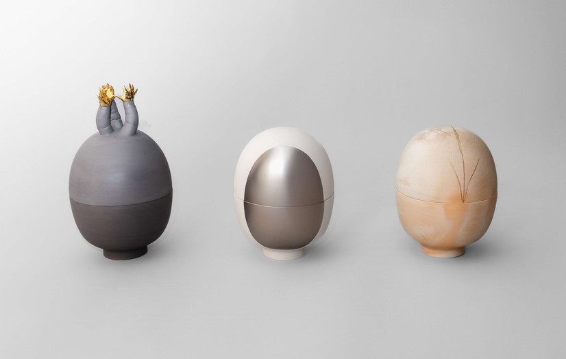 "Egg Vessels: Rebirth, Smoke and Mirror"
Denne samlingen utforsker temaer som transformasjon, skjørhet og den dype skjønnheten som finnes i ufullkommenhet, og skaper en fortelling som berører den menneskelige opplevelsen.

Gjenfødelse Skjøre babyarmer med gylne fingre vekker en følelse av uskyld og sårbarhet, som representerer livets skjøre begynnelser og den transformative kraften av helbredelse. De små hendene som ber om å bli reddet fra begynnelsen av, understreker den skjøre, men håpefulle naturen til menneskets eksistens. Gullfargen kan være en forutsigelse av deres lysstyrke eller gaver, og symboliserer uutnyttet potensial og løftet om en strålende fremtid.

Røyk-Kintsugi Inspirert av den gamle japanske kunsten kintsugi, feirer dette fartøyet ufullkommenhet som en integrert del av objektets historie. Sprekkene, reparert med skinnende gull, blir et vitnesbyrd om fornyelse, motstandskraft og skjønnheten i å omfavne feil for å skape noe enda mer ekstraordinært.

Speil En gripende utforskning av skjønnhet, ufullkommenhet og oppfatning, denne delen inviterer til introspeksjon. De reflekterende overflatene utfordrer betrakteren til å konfrontere dualiteten mellom det som blir sett og det som føles, og bygger bro mellom balansen av ytre utseende og indre sannheter.