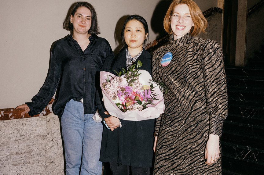 Tre personer står side om side: Jasmina Kemura (kunstfaglig rådgiver i KPA), kunstner Naeun Kang og Frida Rusnak (daglig leder i Oslo Open). Naeun Kang holder en blomsterbukett.