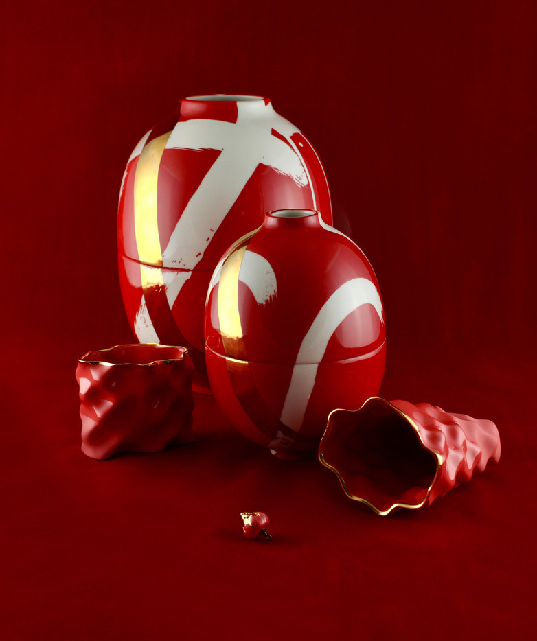 «Still life»-komposisjonene, bestående av stykker fra to designkolleksjoner: «Egg Vessels» og «Ø wave set» og smykkekolleksjoner: «La Traviata» og «Created at
Komposisjonene er en visuell studie og refleksjon av oppfatningen av materialkunst. De samme brikkene kan portretteres i en klassisk hvit kubesetting eller fungere som individuelle samleobjekter. Ved å sette sammen porselensobjektene til stilleben-komposisjonene flytter de kunstverkets betydning og funksjon til et 2-dimensjonalt stilleben. Stykker fra samlingene fungerer på egen hånd. I en ny kontekstdimensjon ved å legge til spesifikk belysning, fargebakgrunn og bevegelse. Endringen er i dens verdi og dens oppfatning.