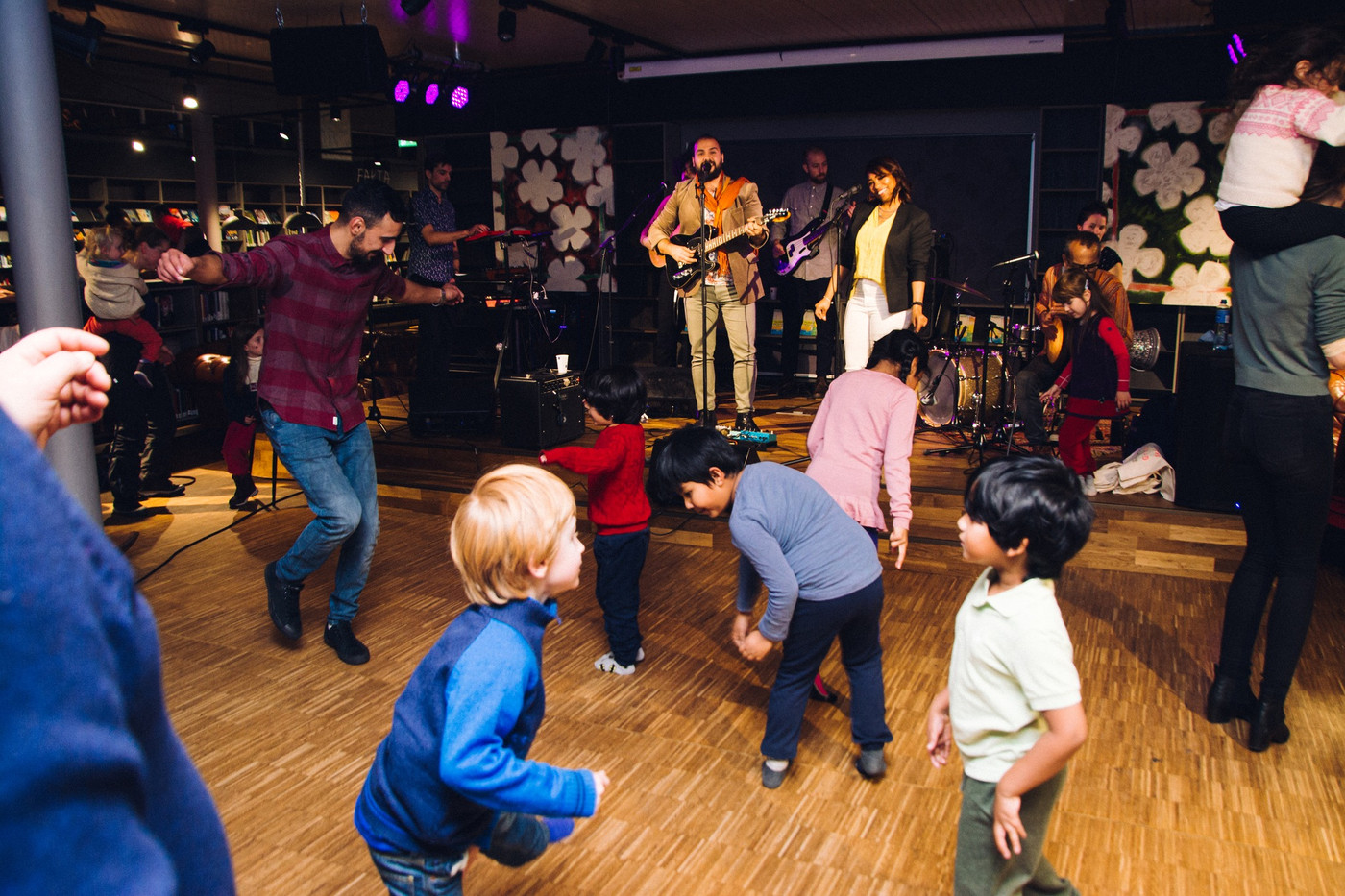Konsert med dansende barn i forgrunnen.