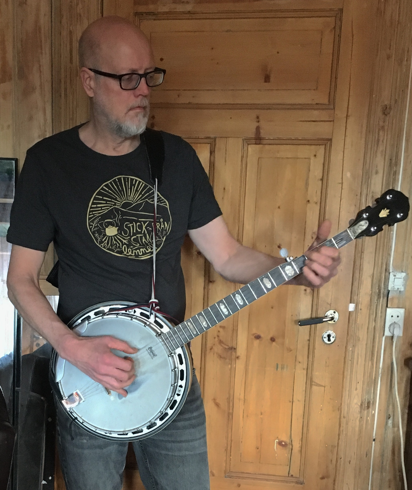 En mann som spiller banjo