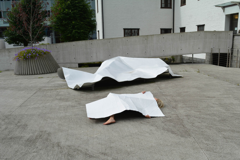 Bilden foresteller ett offentligt kunstverk å en replika av denne, som ikles av Klara Rosenlund. 