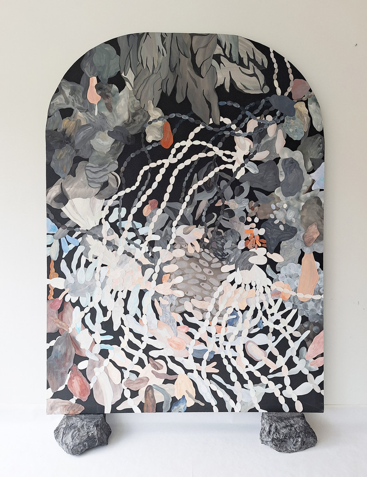 Et rikt samspill av små, malte cut-out-elementer i dempede pastelltoner, som virvler i varierende mønstre og retninger over en stor, svartmalt flate. Den svarte bakgrunnen har en buet form som minner om en romansk portal.