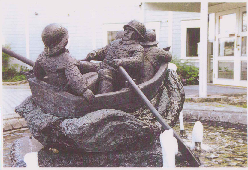 en båt med familie far og mor og to bar og en liten hund      Hardt vær er ikke bare på havet men også noe som de fleste alle famlier må gjennom i livet     far ror og mor ber