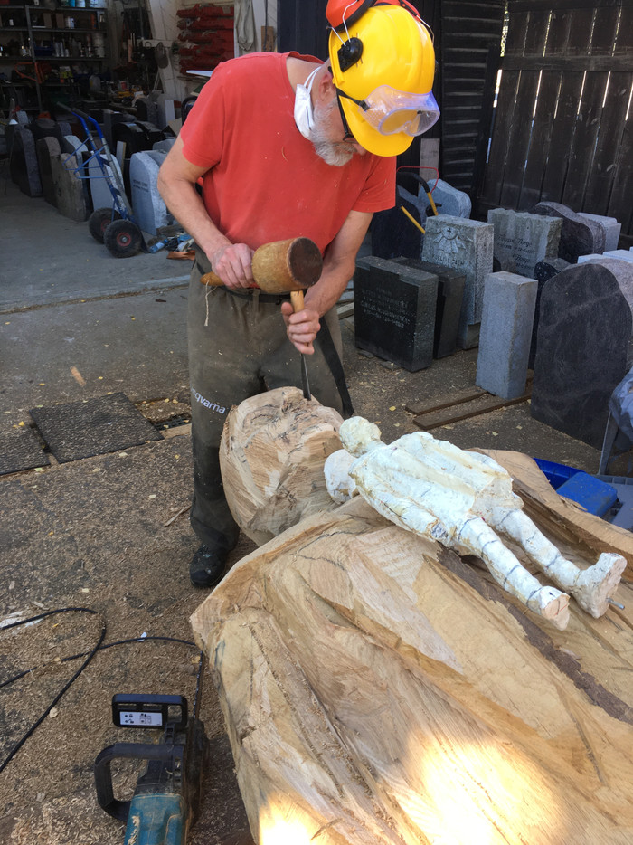 Megasize#1-Anne Britt, Gisle Harr, treskulptur, 2023, Øvre Slottsgate, under arbeid, foto: Jan Ivar Kadal