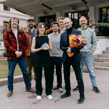 A group photo of Fellesverkstedet, the Oslo Open honorary prize winners, standing out side of Kunstnernes Hus.