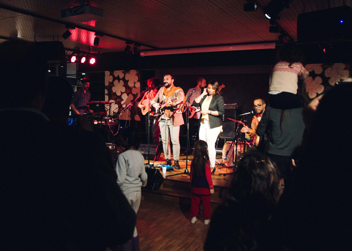 Konsert med barn og voksne i publikum.