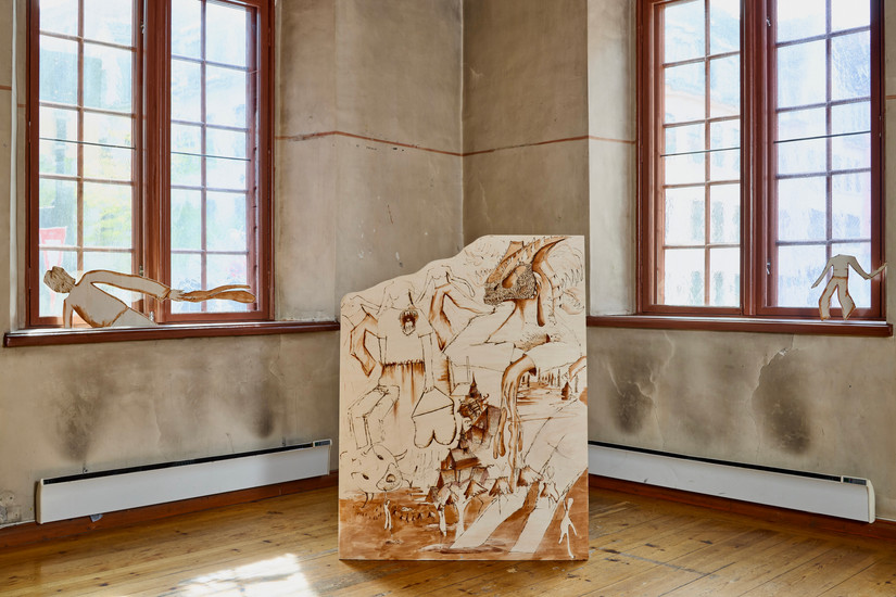 Arbeidet er en tegning laget med svipenn på en treplate. Motivene sklir inni hverandre og er at fra en drage, til bukser og til hai. 