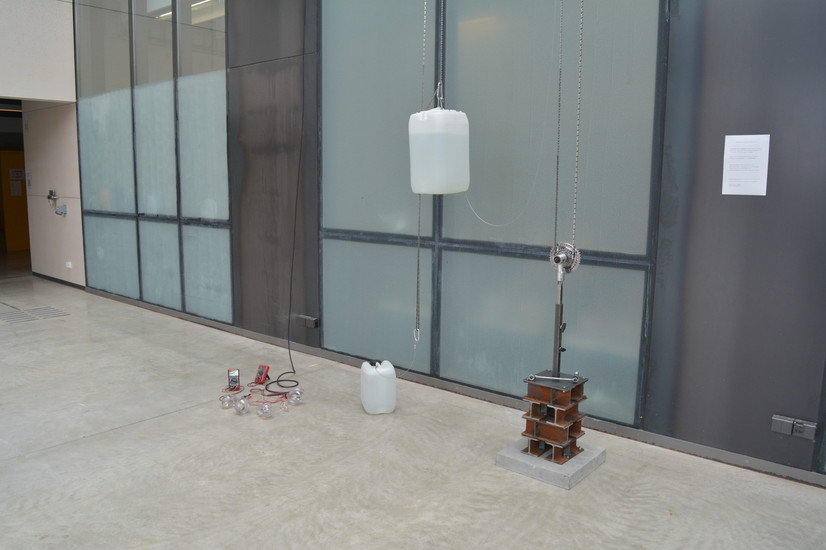 
Dette bildet viser detaljer av en skulptur som også er en fungerende elektrisitetsgenerator drevet av gravitasjon/vekt.