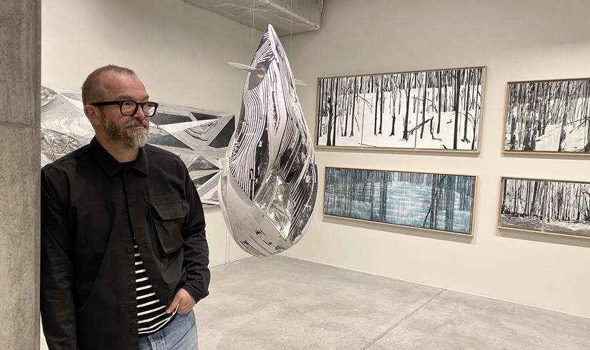 Kunstneren Jørn O. Jøntvedt i et Galleri rom med skulpturer og malerier