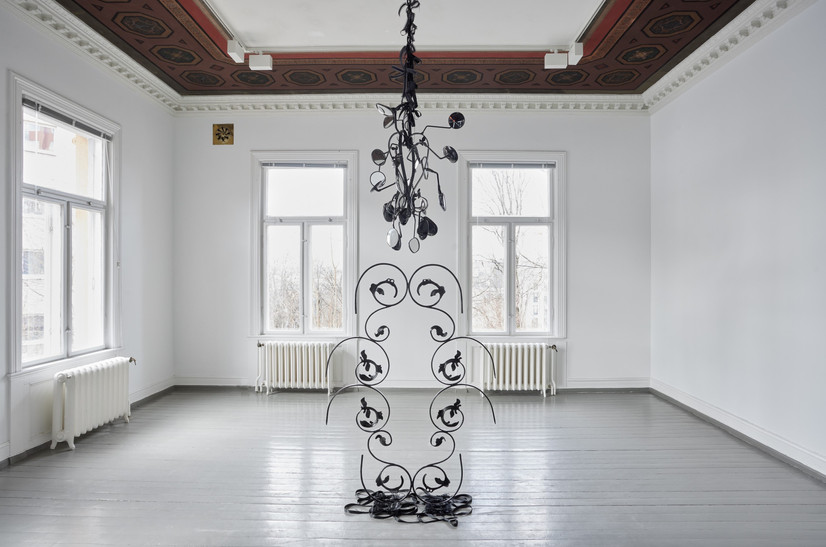 Installasjon, solo utstilling, norsk billedhoggerforeningen
Båndtekstiler, Smijern skulptur,  motorsykkel speil skulpturer.