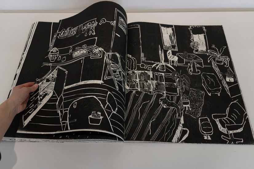 Artist book laget av tresnitt, trykk på begge sider i sort/hvitt av alle de tidligere hjemmene mine, skjært ut fra hukommelsen.