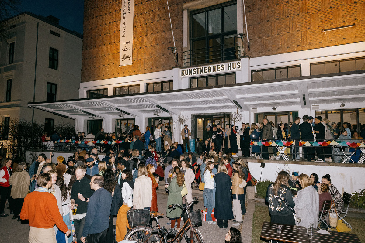 En folkemengde utenfor Kunstnernes Hus.