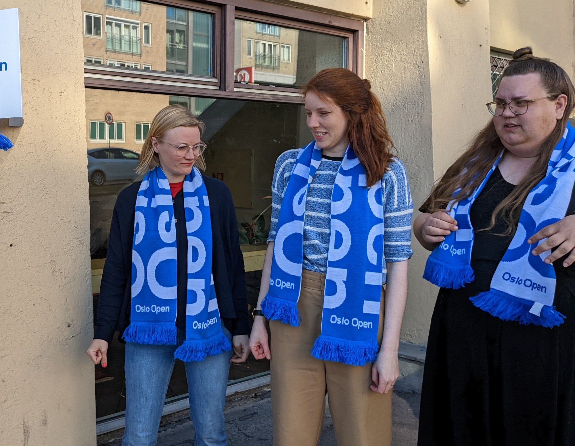 tre kvinner ser rare ut med fotballskjerf